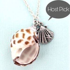 CLAM SHELL AND CONCH SHELL PENDANT NECKLACE